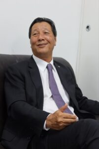 編集部を訪れた西森ルイス下院議員