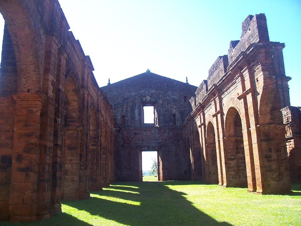 世界遺産「グアラニーのイエズス会伝道所群」の一つ「サンミゲル・ダス・ミソンイス遺跡」。グアラニー族を教化し、奴隷商人から保護するため、１７３５年ころに建設された。（wikimediacommons）