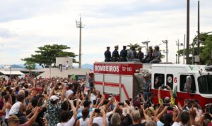 棺を載せて市内をパレードする消防車両と沿道から別れを告げる人々（Rovena Rosa/Agencia Brasil）