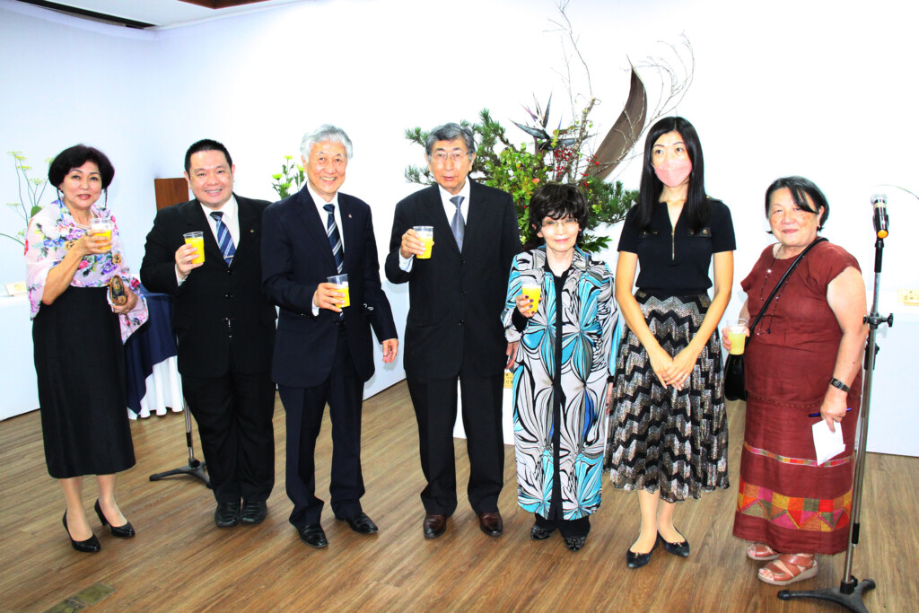 来賓たちと写る河村支部長（右から３人目）