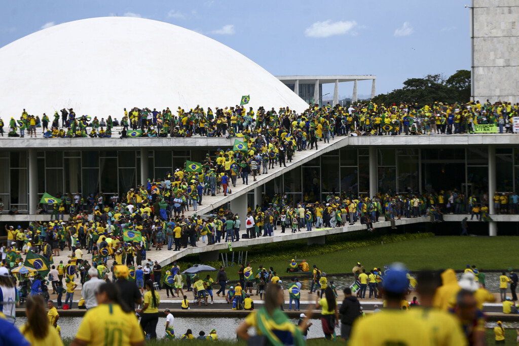 連邦議会を占拠したボルソナロ派支持者ら（Foto: Marcelo Camargo/Agência Brasil）