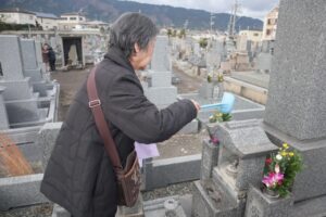 亡き夫のお墓参りをする女性（イメージ写真）
