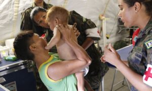 軍が設営した野営病院で診察を受けるヤノマミ族の子供（Fernando Frazao/Agencia Brasil）