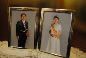 会場に飾られた天皇皇后両陛下の御写真