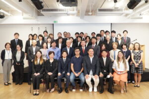 中間報告会に参加した皆さん(前列左から１人目が櫻田さん、３人目が小﨑さん、６人目が米田さん)