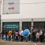 職を求めて長蛇の列をなす人々（Rovena Rosa/Agencia Brasil）