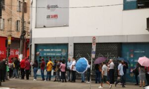 職を求めて長蛇の列をなす人々（Rovena Rosa/Agencia Brasil）