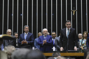 １日の両院議長の就任式の様子、左からリラ下院議長、ルーラ大統領、パシャッコ上院議長（Foto: Edilson Rodrigues/Agência Senado）