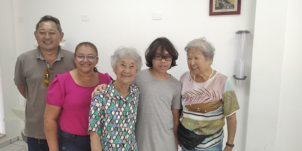 小西和子さん（中央）と家族の皆さん
