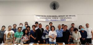 １月２９日に開催されたブラジル福島県人会の定期総会の様子。前列中央左の背広姿が佐藤フランシスコ紀行新会長