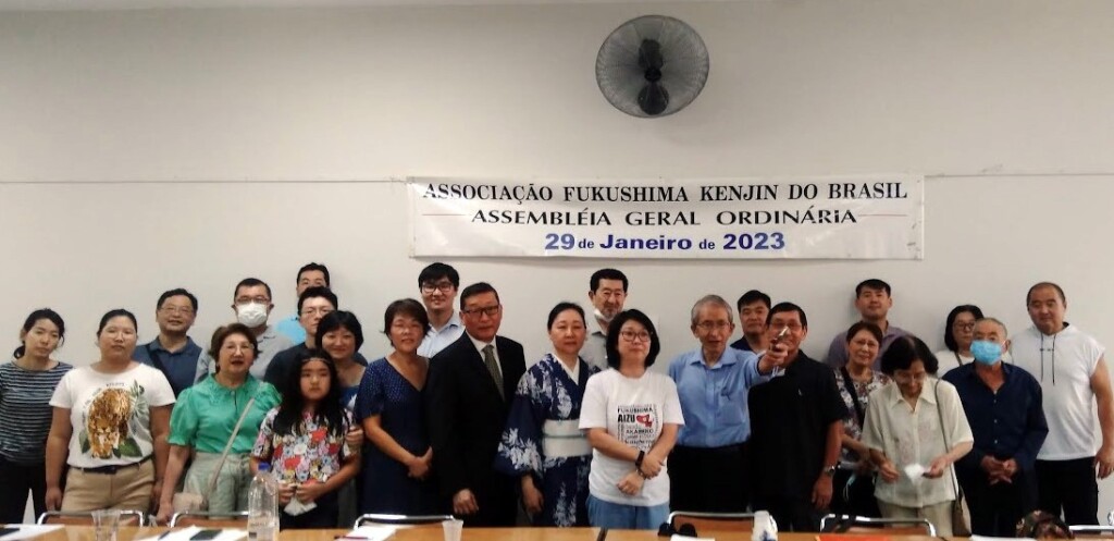 １月２９日に開催されたブラジル福島県人会の定期総会の様子。前列中央左の背広姿が佐藤フランシスコ紀行新会長