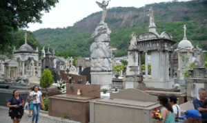 墓地を訪れる人々(Arquivo/Tomaz Silva/Agencia Brasil)