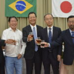 乾杯する鈴木エドゥアルド会長(左)と総会出席者ら