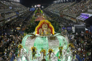 ２０１３年、リオのカーニバルでインペラトリス・レオポルジネンセの豪華なパレード（Agência Brasil/Alexandre Macieira, via Wikimedia Commons）