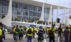 １月８日の襲撃事件の一幕（大統領府、Marcelo Camargo/Agencia Brasil）１月８日の襲撃事件の一幕（大統領府、Marcelo Camargo/Agencia Brasil）