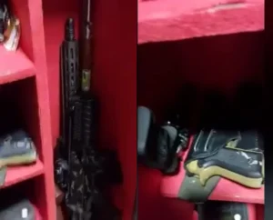 容疑者の１人の自宅で見つかった数々の銃（PF/Divulgação）