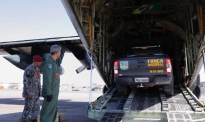 チリに派遣される治安部隊の車両の積み込み作業（Divulgacao/Forca Aerea Brasileira）