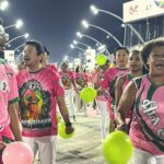 １時間弱会場を踊り続け疲れ切った参加者たち（提供写真）