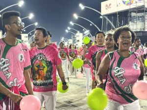 １時間弱会場を踊り続け疲れ切った参加者たち（提供写真）