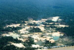 ヤノマミ族の居住地内にある不法採掘地（Acervo Funai）
