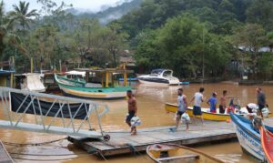 サンセバスチャン市で漁師らが支援物資を運んでいる様子(Rovena Rosa/Agência Brasil)