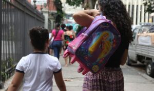 母親に伴われて学校に行く小学生（Tania Rego/Agencia Brasil）