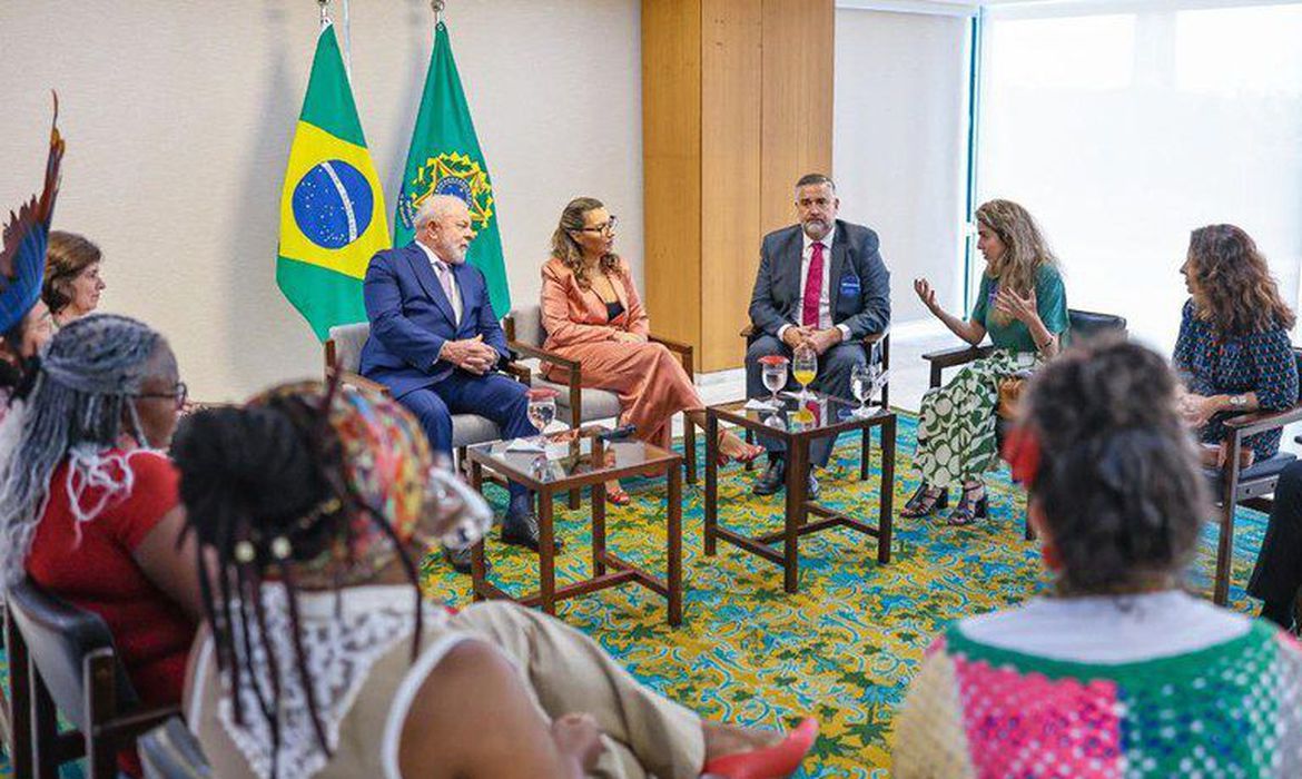大統領夫妻や閣僚と出演者、監督の懇談会（Ricardo Stuckert/PR）