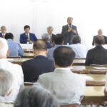 総会出席者を前に方針を語る石川会長