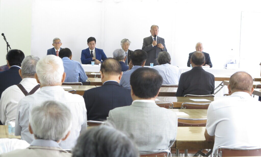 総会出席者を前に方針を語る石川会長