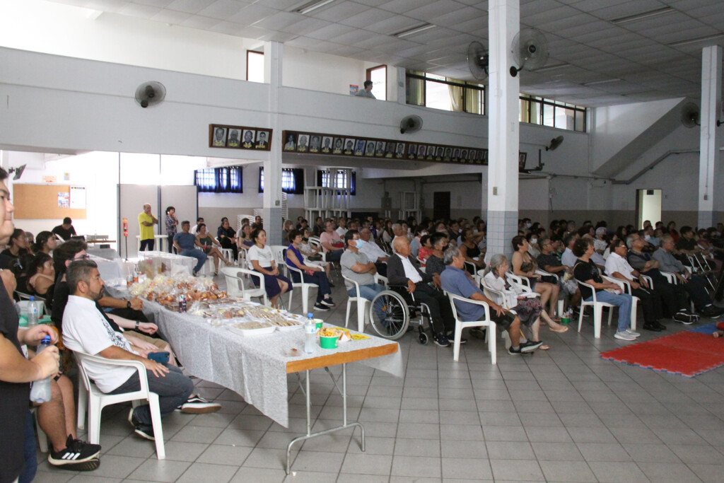 上映会に詰めかけた人々