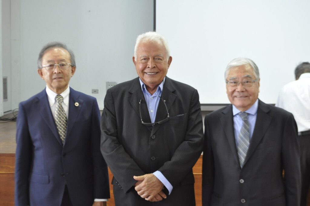 左から吉広ロベルト前会長、重田エルゾ新会長