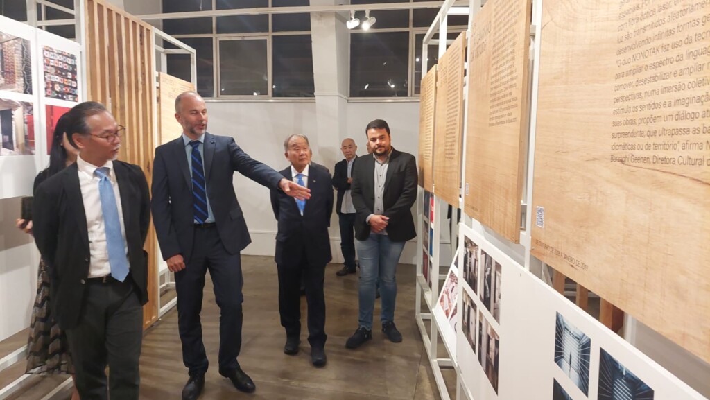 日本館内の展示作品を見て回る様子（左から桑名総領事、エリック館長と石川文協会長）