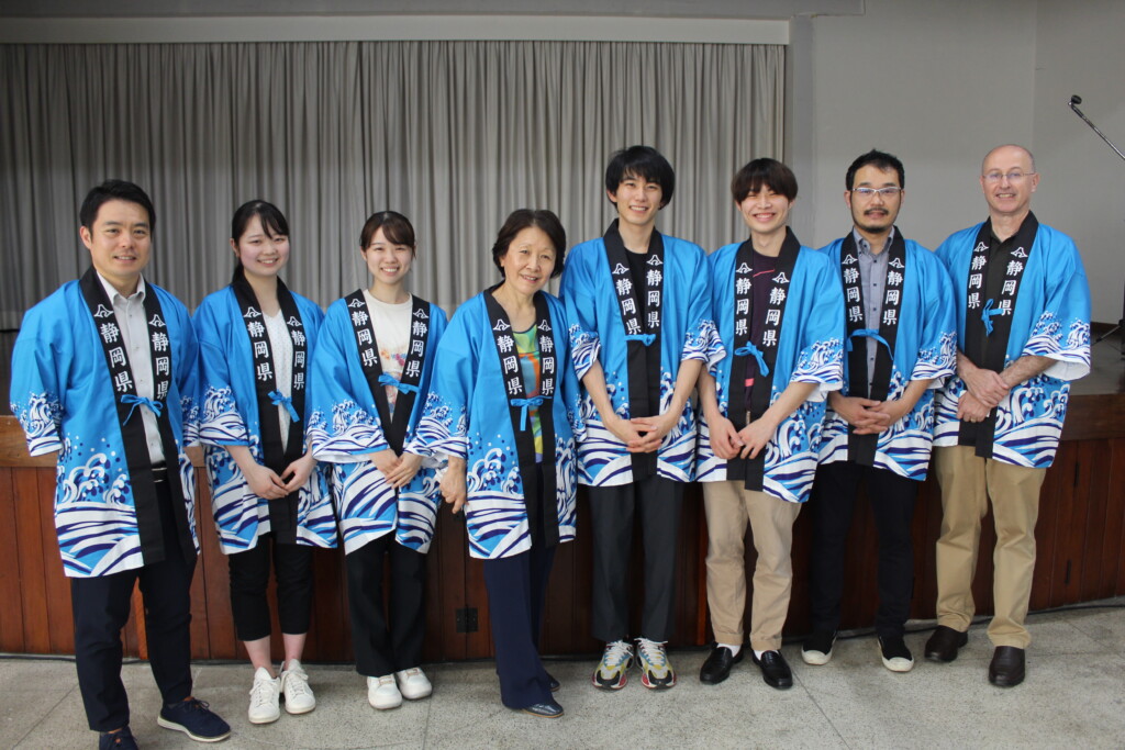 右２番目から田中准教授、奥山、一ノ瀬、川崎エレナ静岡県人会長、松林、北島さんら