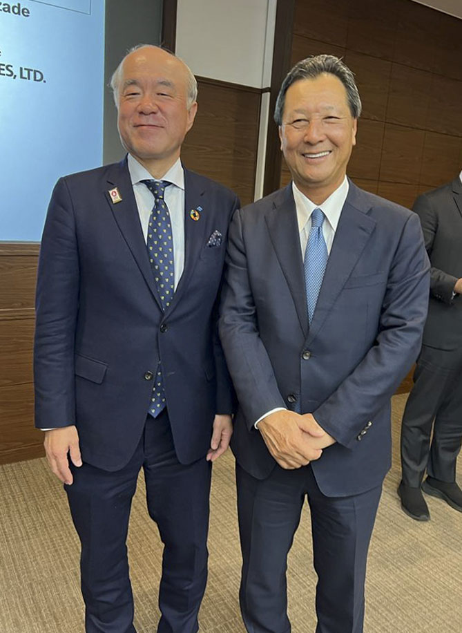 西森議員(右)と住友ゴム池田育嗣特別顧問(提供写真)