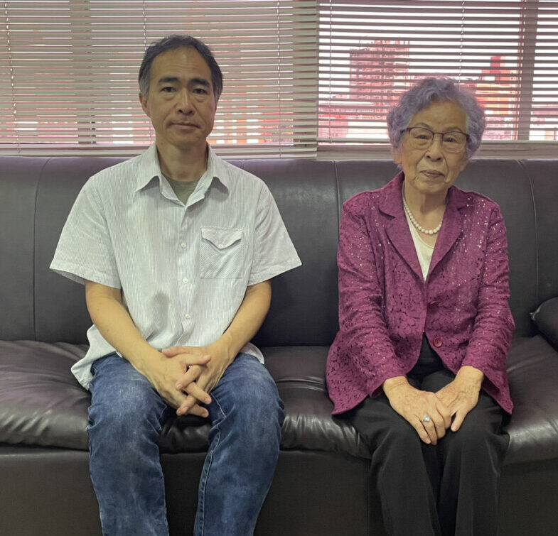 来社した吉田しのぶさんと宮川信之さん(右から)