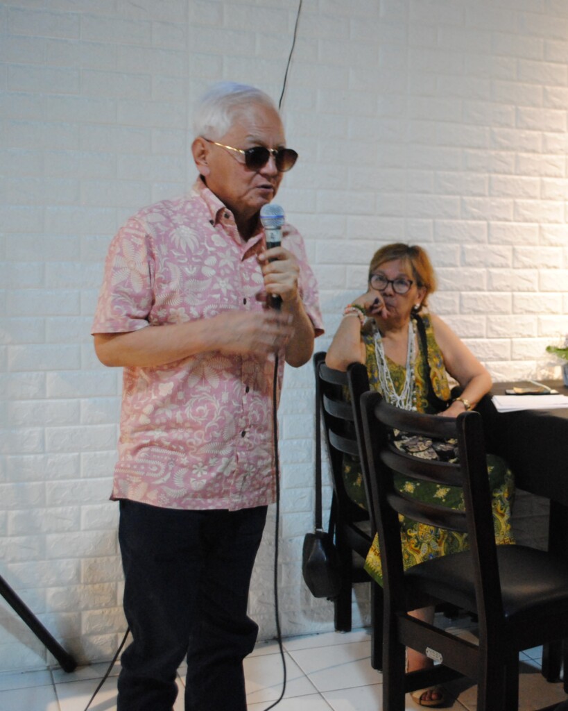 挨拶をする与那嶺会長