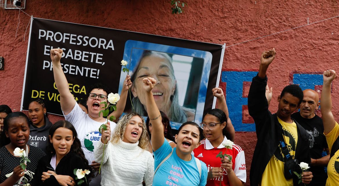 亡くなった教師を顕彰する生徒達（Fernando Frazao/Agencia Brasil）