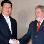 習近平氏と握手するルーラ氏（https://www.institutolula.org/leia-a-carta-que-lula-enviou-ao-presidente-da-chinaより）