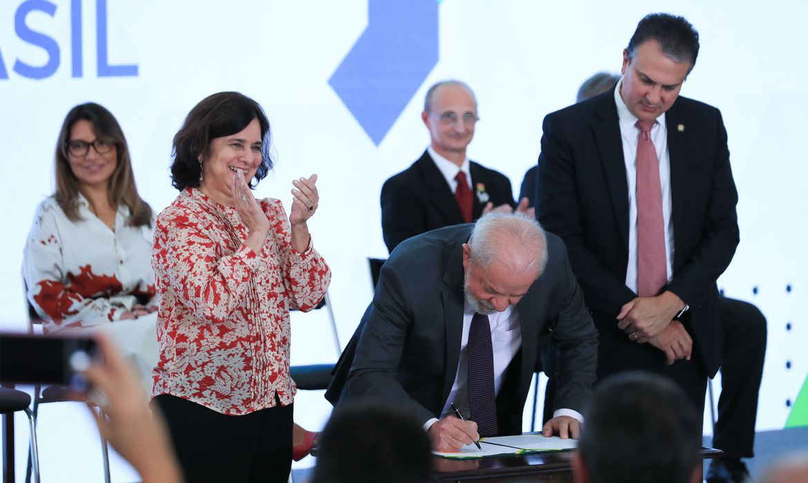 マイス・メジコス再開のための暫定令に署名するルーラ市とニジア保健相（Lula Marques/Agencia Brasil）