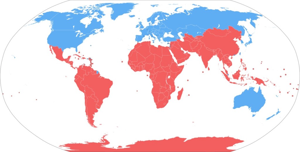 グローバルノースとグローバルサウスと言う場合の一般的な図示。青が北、赤が南(Kingj123, Public domain, via Wikimedia Commons)