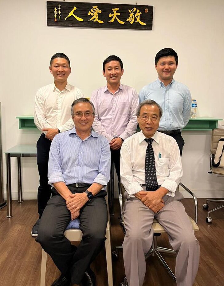 小川、大野、淀さん（後列左から）と関秀貴元代表世話人、板垣さん（前列左から）