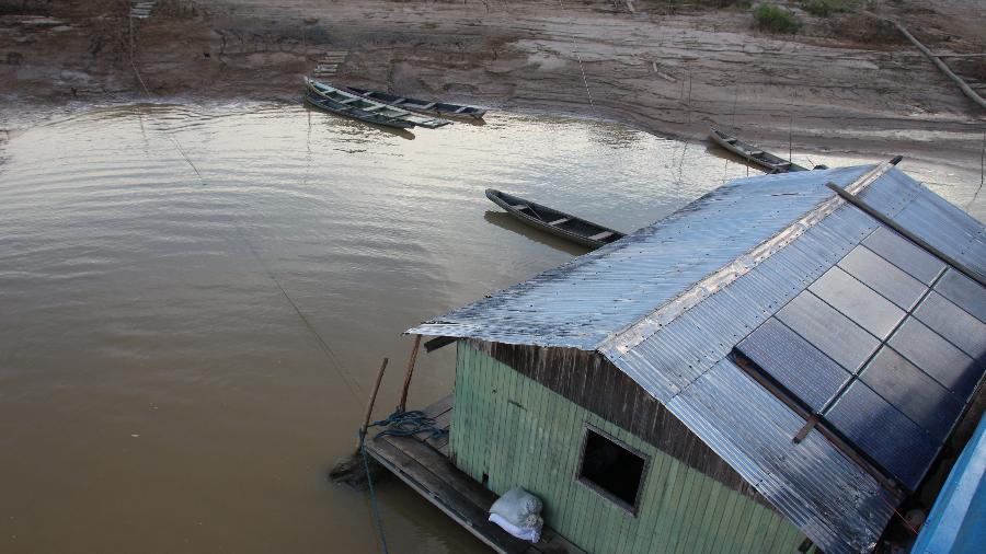太陽光発電用のパネルが設置された法定アマゾンの民家の屋根（: Samara Souza / WWF Brasil - Divulgação）