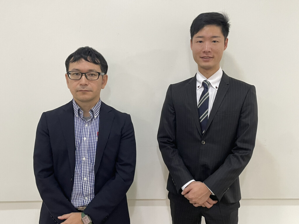 井出博之領事と井上調査員(左から)