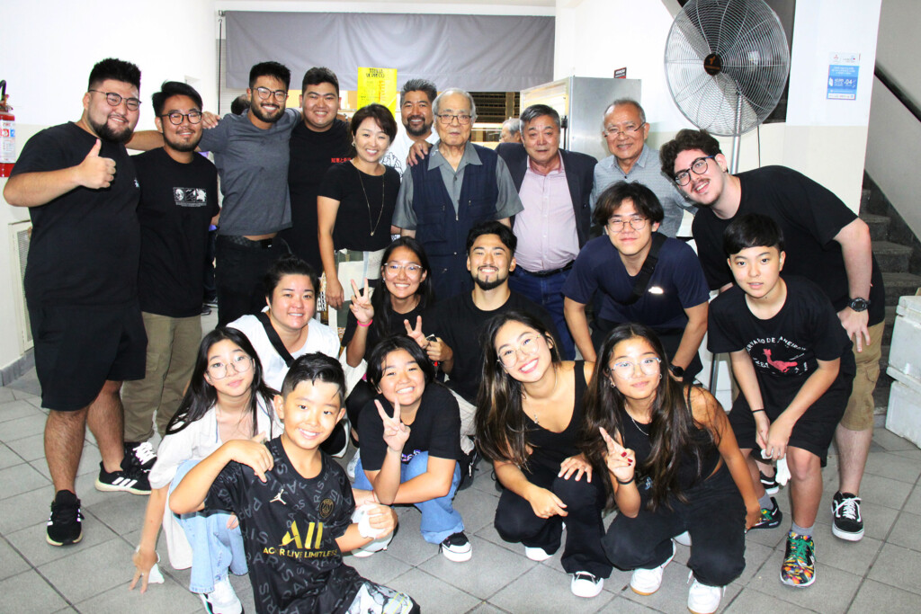 青年部、上映実行委員らと写る照屋支部長夫妻（後列右から４人目と５人目）