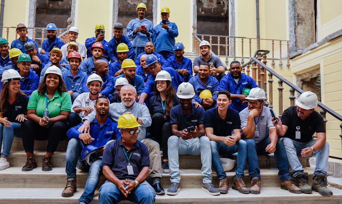 国立博物館の再建工事に携わる人々とルーラ大統領（Ricardo Stuckert/PR）