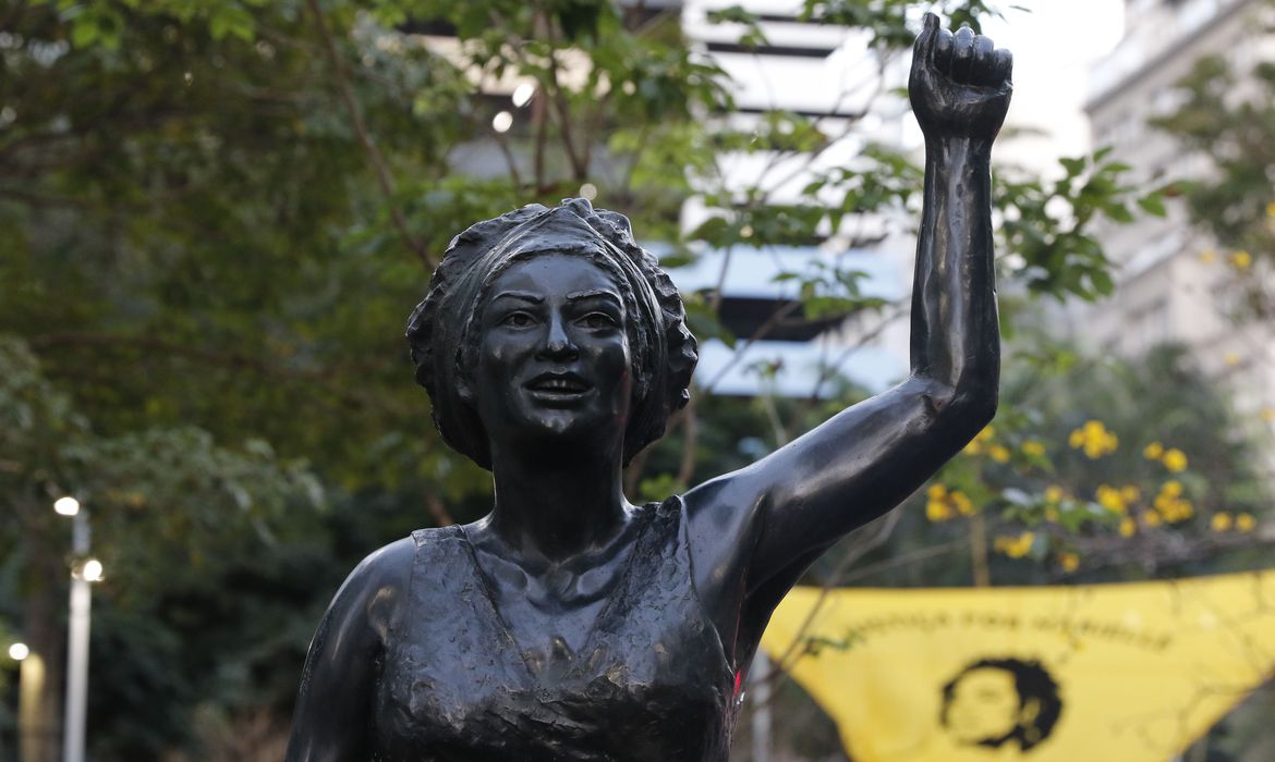 マリエレ氏を顕彰するために建立された銅像（Fernando Frazao/Agencia Brasil）