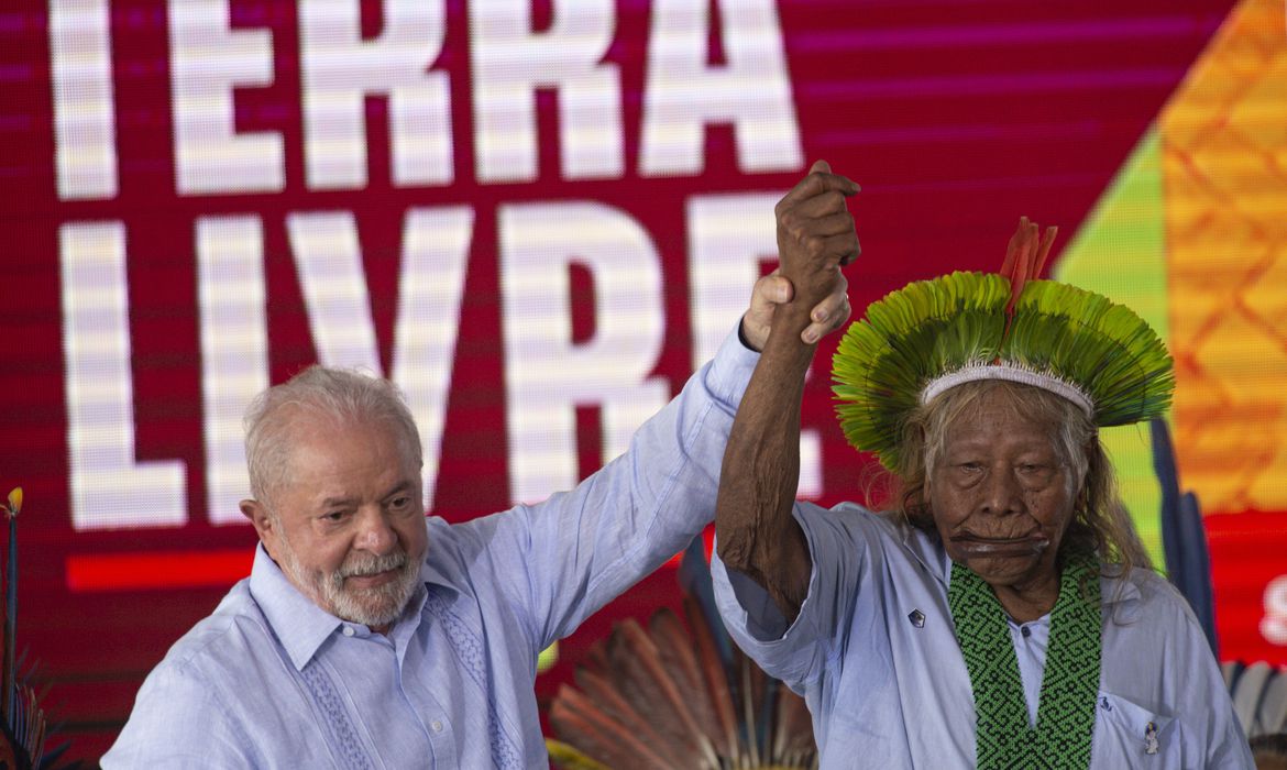 キャンプ閉会式でのルーラ大統領（左）とカイアポ族のラオニ酋長（９３）（Marcelo Camargo/Agencia Brasil）