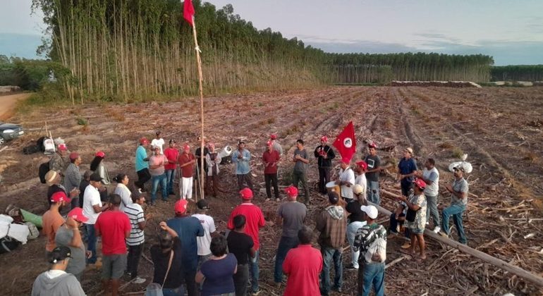 バイア州南部のスザノ製紙の農園を占拠した人々(MST BAHIA/Divulgação)