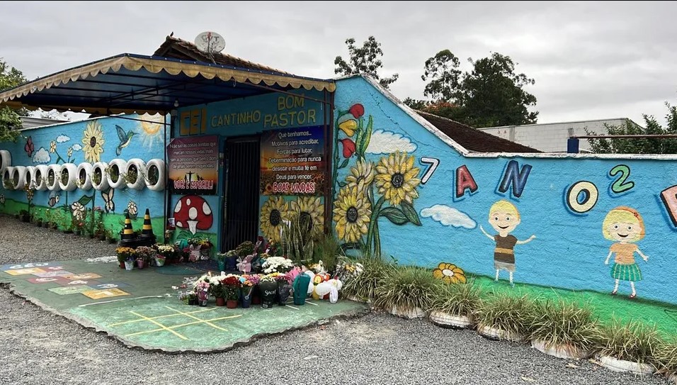 犠牲者を悼み、花や縫いぐるみが供えられたブルメナウ市の保育園（Luíza Morfim/Divulgação）