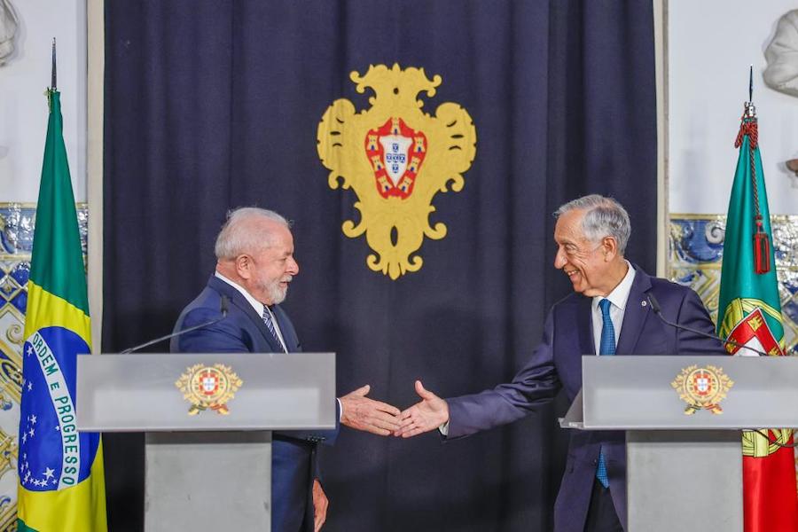 ポルトガルのアントニオ・コスタ首相と握手を交わすルーラ大統領（左、Ricardo Stuckert/PR）